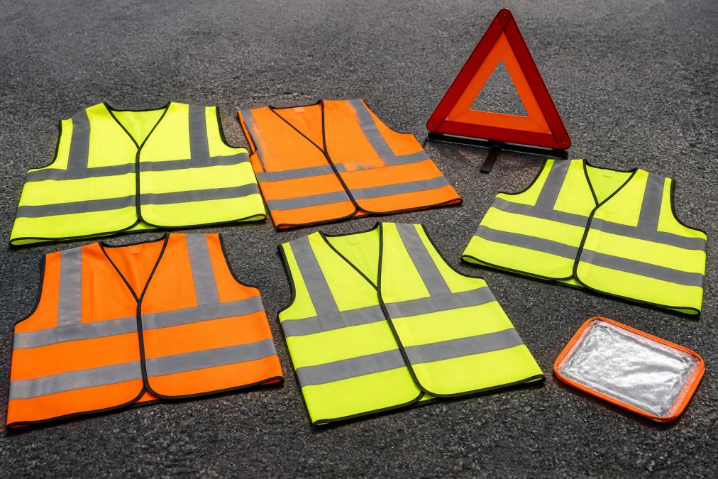 5-best-high-visibility-vests-for-roadside-emergencies-1789856660-1 Roadflash|5 Best High Visibility Vests for Roadside Emergencies