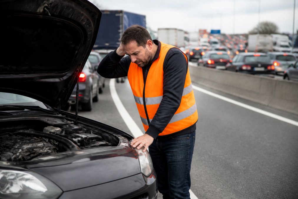 what-to-do-if-your-car-breaks-down-in-heavy-traffic-1790461515-1 Roadflash|What to Do If Your Car Breaks Down in Heavy Traffic